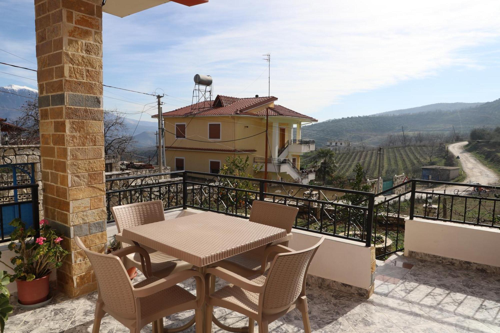 Villa Xherimeja Family Oasis Berat Bilik gambar