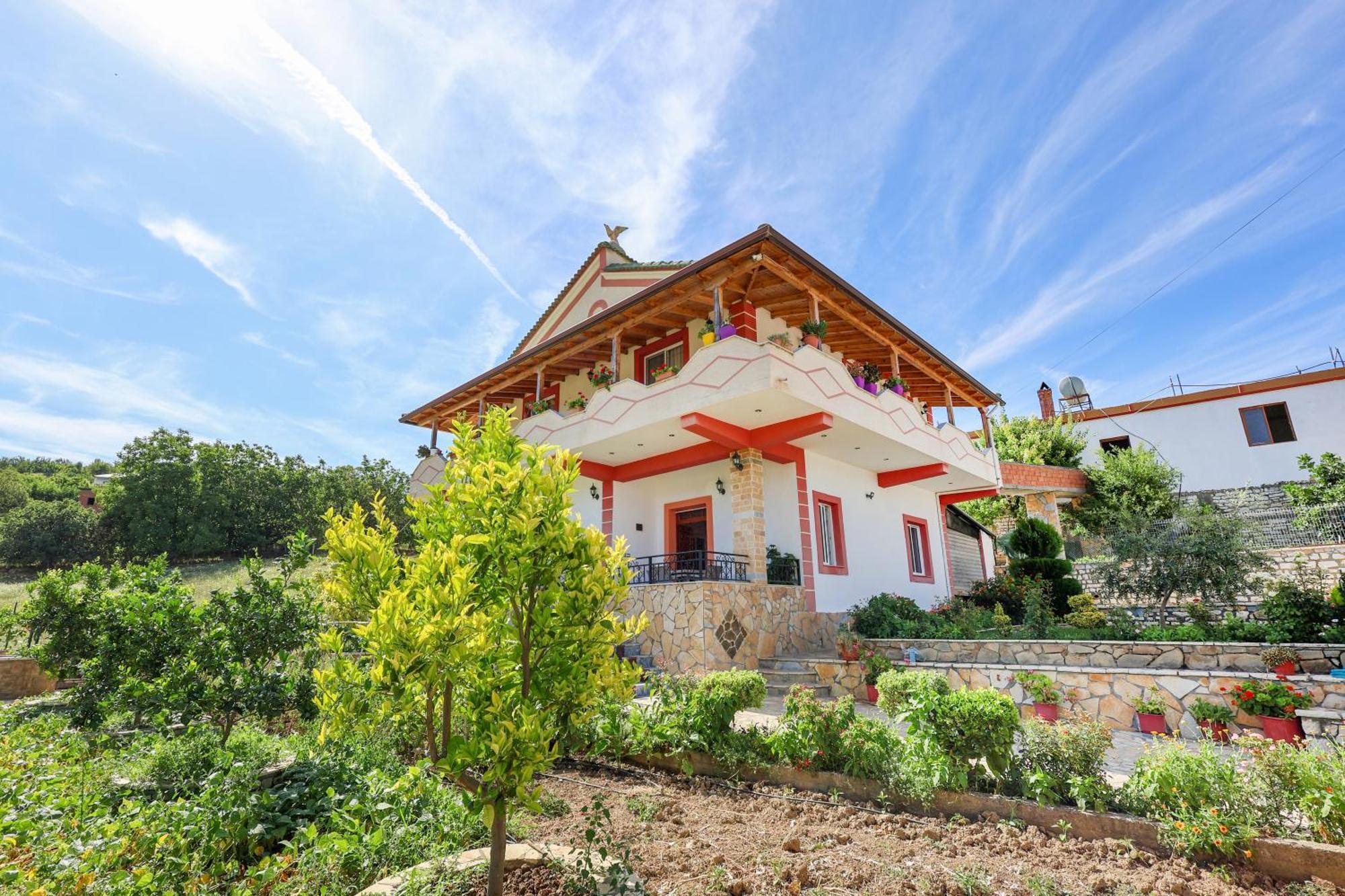 Villa Xherimeja Family Oasis Berat Luaran gambar