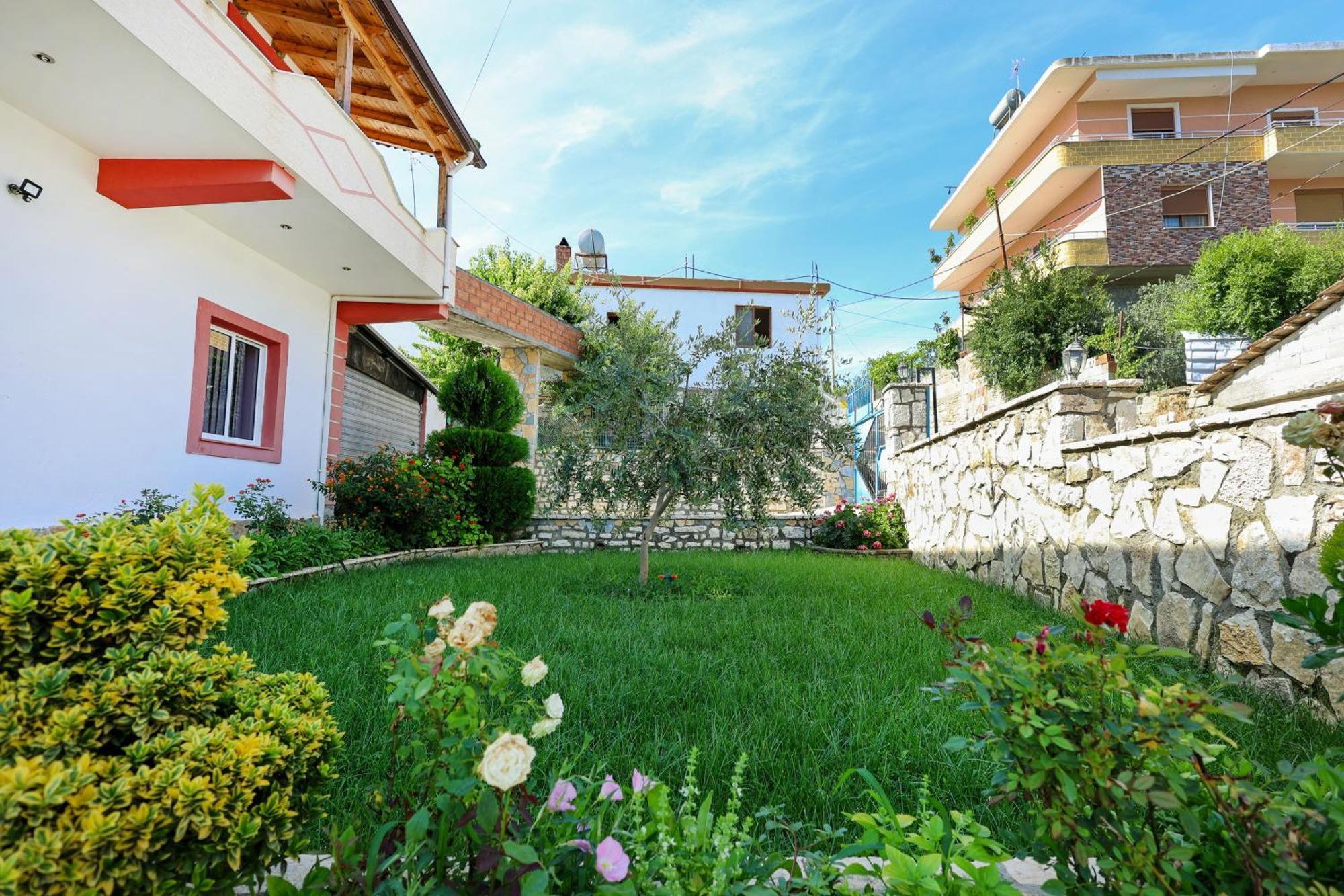 Villa Xherimeja Family Oasis Berat Luaran gambar