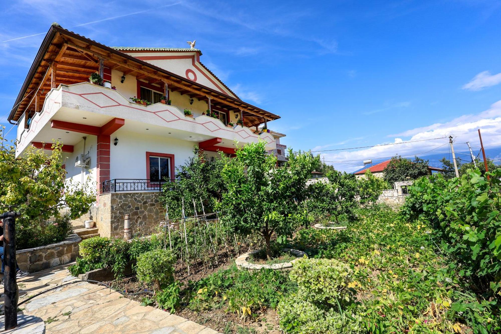 Villa Xherimeja Family Oasis Berat Luaran gambar