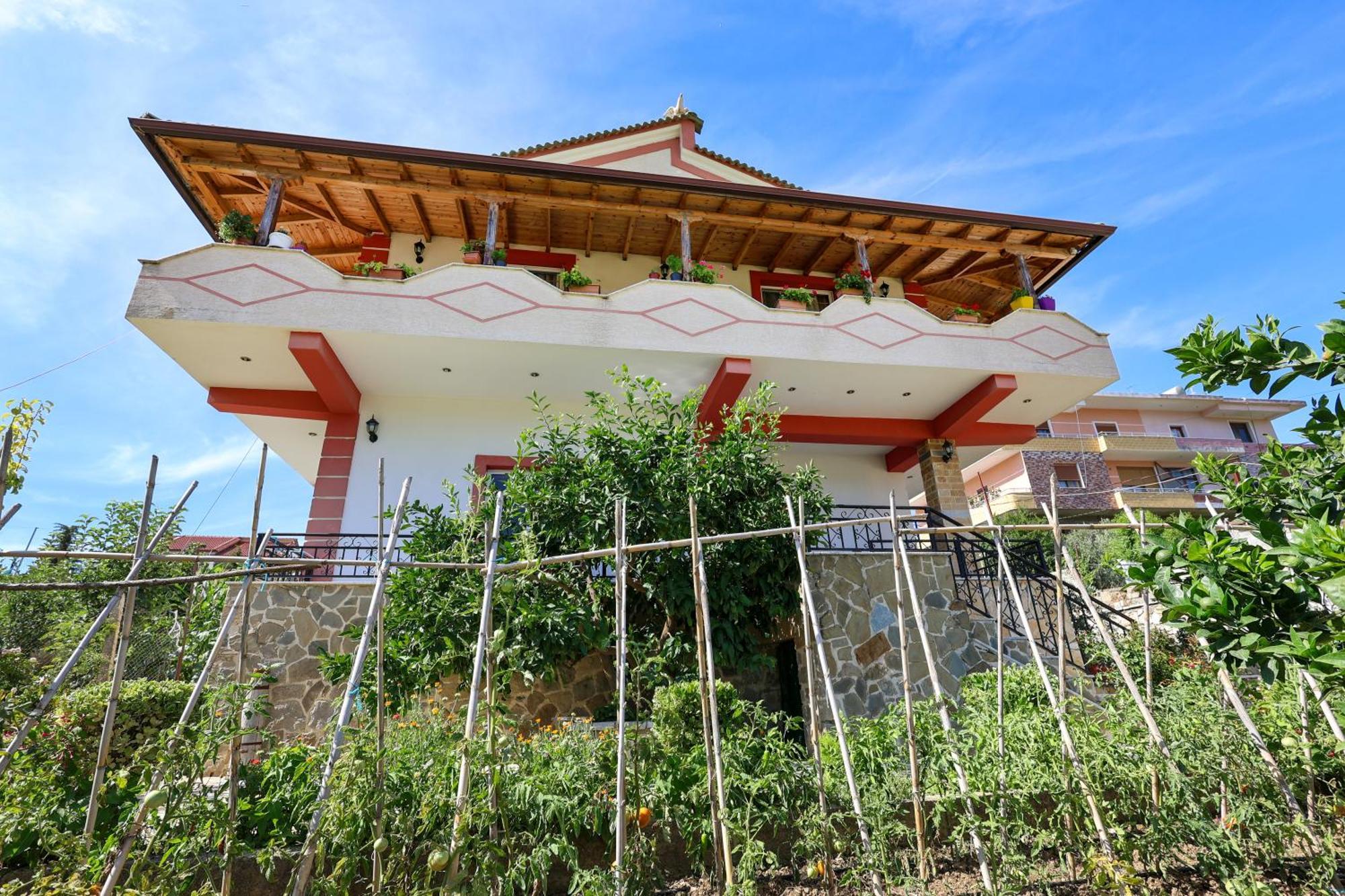 Villa Xherimeja Family Oasis Berat Luaran gambar